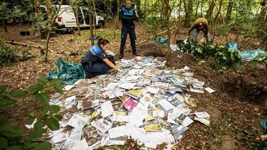 Un cartero enterró miles de cartas en un bosque en Holanda