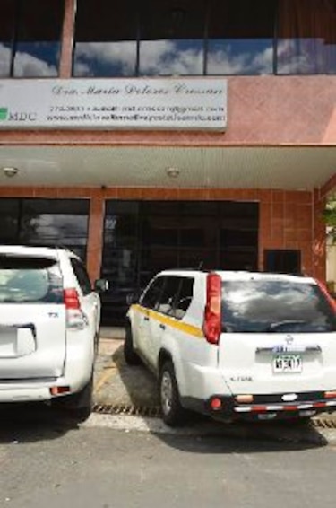 Inspeccionan clínica tras muerte de joven