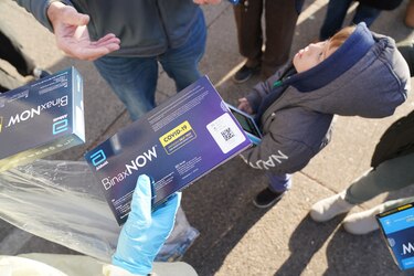 Millones de estadounidenses se desplazan en medio del brote navideño de Ómicron