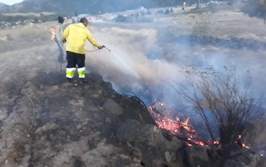 Siguen las labores de extinción debido a incendio de masa vegetal en un área próxima al parque Volcán Barú