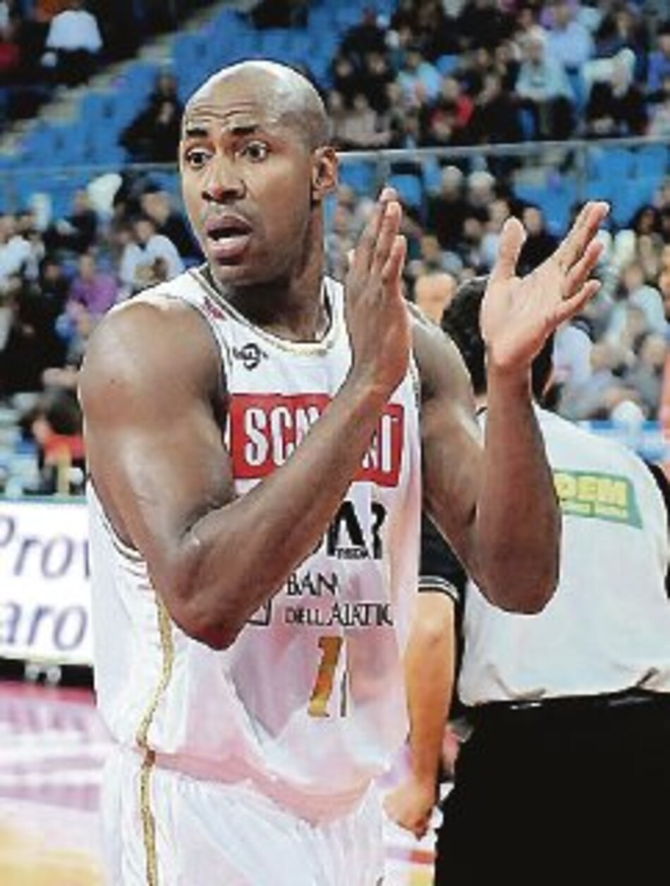 Michael Hicks aporta al triunfo