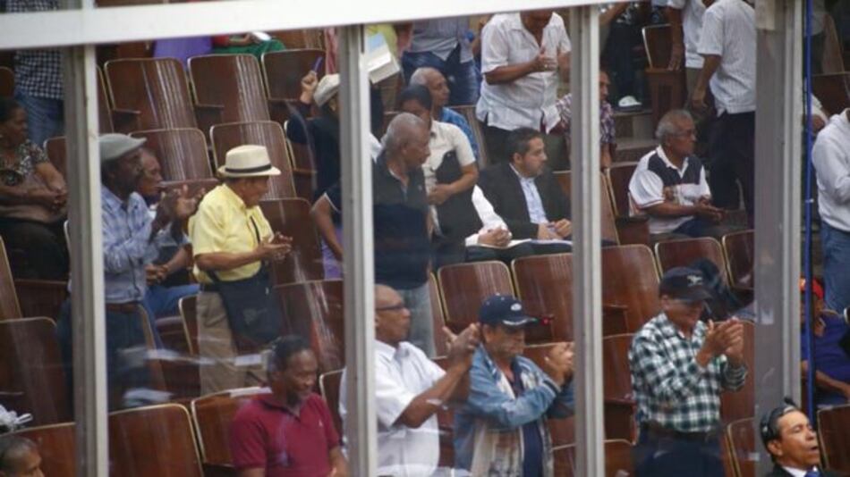 Bono a jubilados pasa a tercer debate con ‘financiamiento incierto’