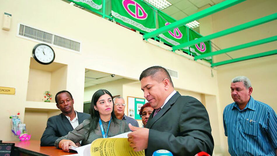 TE notifica a Martinelli en sede de su partido