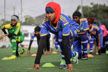 Mujeres que desafían la tradición y la religión en una cancha de fútbol