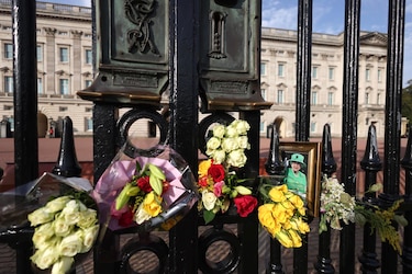 El Reino Unido conmemora con templanza el aniversario de la muerte de Isabel II