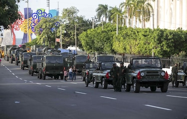 Daniel Ortega encabeza desfile militar por 43 aniversario del Ejército de Nicaragua