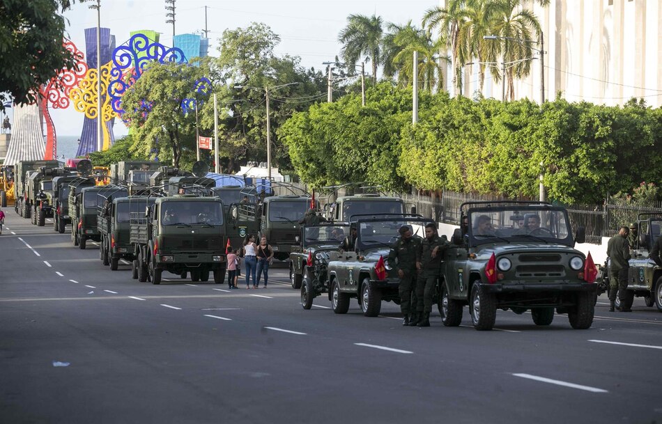 Daniel Ortega encabeza desfile militar por 43 aniversario del Ejército de Nicaragua