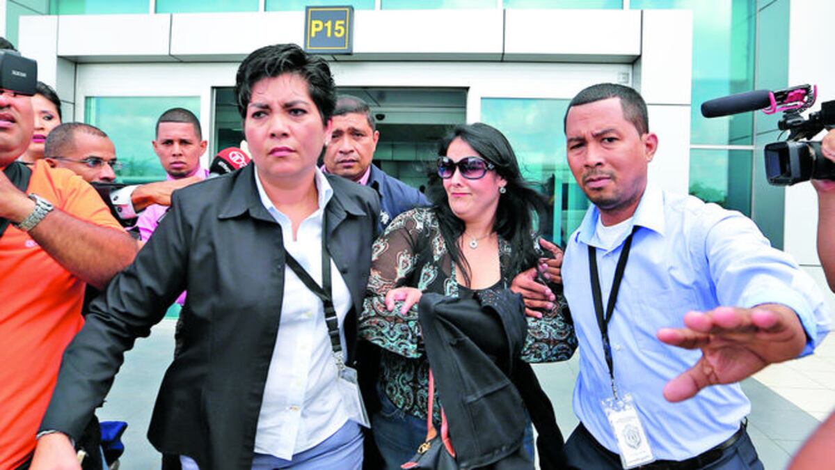 Evelyn Vargas Reynaga llegó ayer a eso de las 10:30 a.m. y más tarde fue indagada por la Fiscalía Especial Anticorrupción.