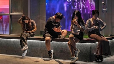 Solitarios y desilusionados, los jóvenes chinos buscan calidez y conexión con "padres virtuales"