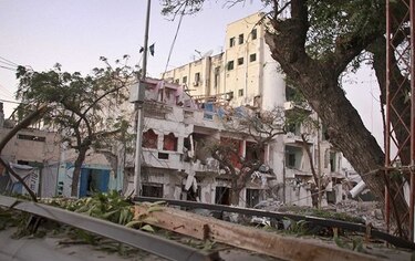 Atentado con coche bomba y disparos en hotel de la capital de Somalia