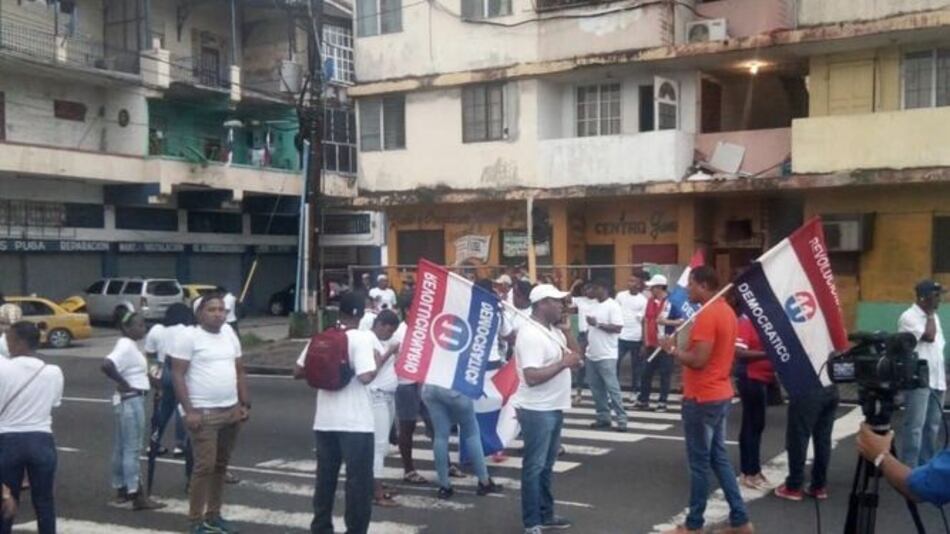 Delegados del PRD y microempresarios protagonizan cierres en Colón