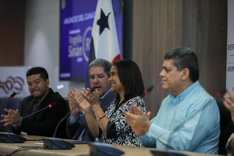 Condecoración Rogelio Sinán 2024 para la escritora panameña Bertalicia Peralta