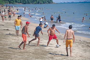 Miles de personas se desplazan hacia las principales playas de Panamá en Navidad