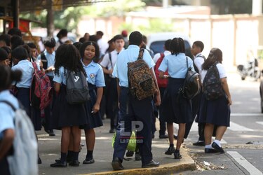 Docentes y estudiantes retornan a las aulas de clases