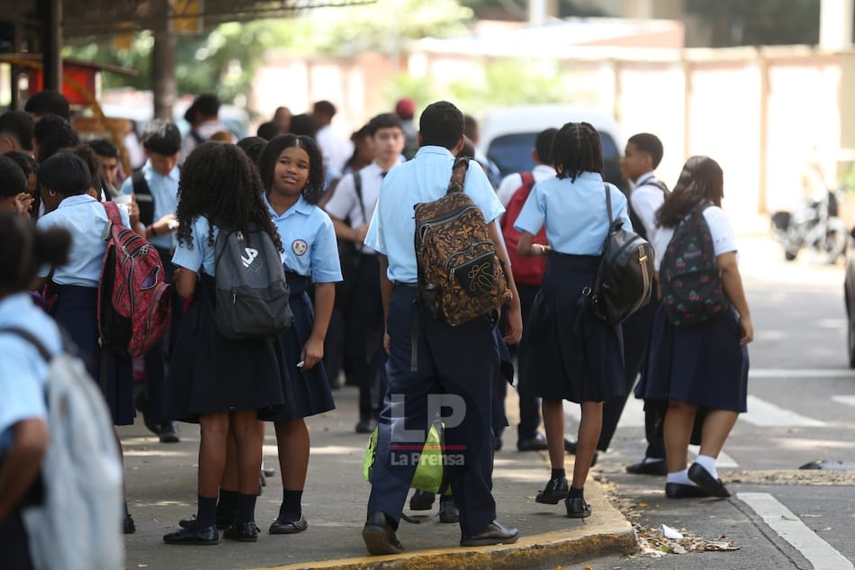 Docentes y estudiantes retornan a las aulas de clases