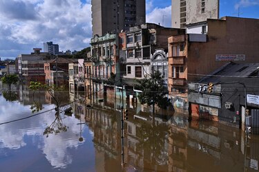 Sube a 158 el número de muertos por las graves inundaciones en el sur de Brasil