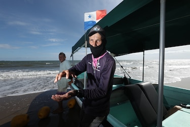 Los días tras el temblor: el silencio de las lanchas en El Arenal y un mar que se ensaña con isla Cañas