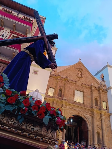 La familia Baduka, proveniente de Nigeria, recibe el lavado de pies en la Catedral Santa María la Antigua