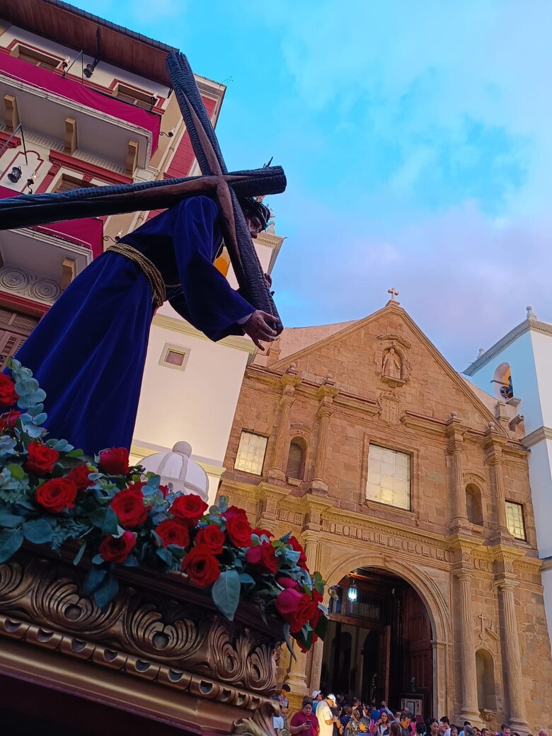 La familia Baduka, proveniente de Nigeria, recibe el lavado de pies en la Catedral Santa María la Antigua