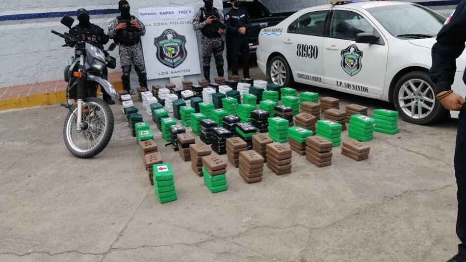 Hallan 388 paquetes de supuesta droga en playa El Uverito de Las Tablas