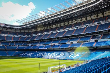El estadio Santiago Bernabéu se convierte en un almacen de material contra el coronavirus