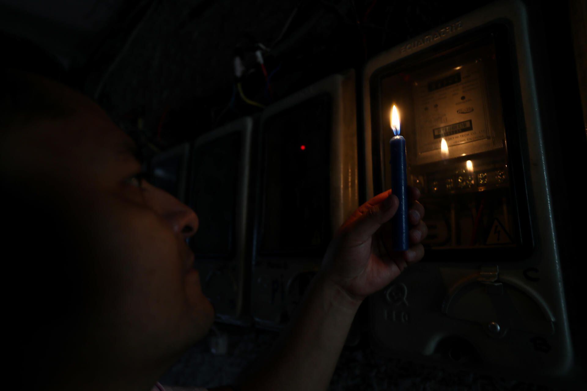Un ciudadano ecuatoriano revisa un medidor de luz en Quito. Ecuador afronta apagones de hasta ocho horas por una grave crisis energética. EFE/ José Jácome