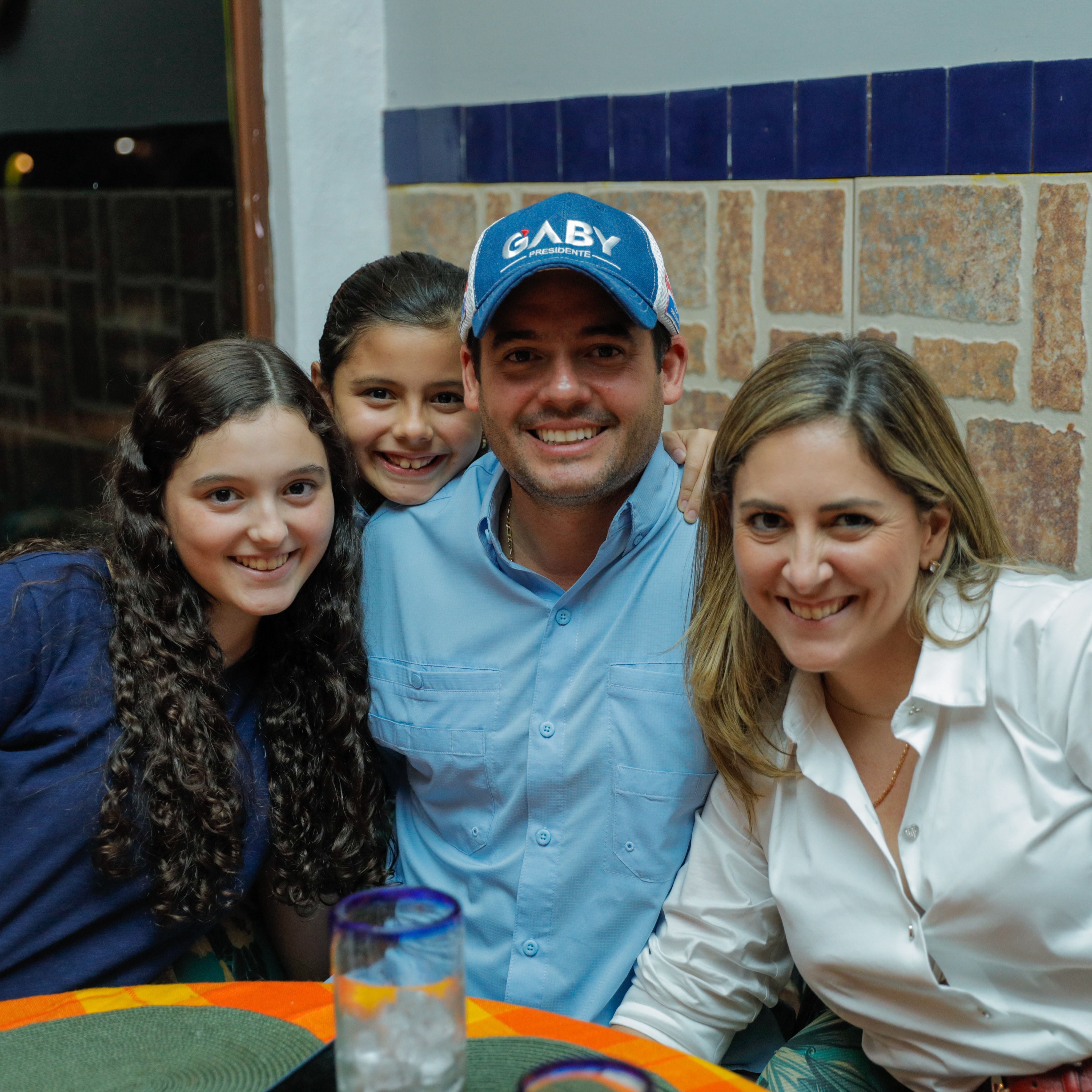 Gaby Carrizo junto a su esposa Julieta Spiegel y sus hijos. Tomado de Instagram