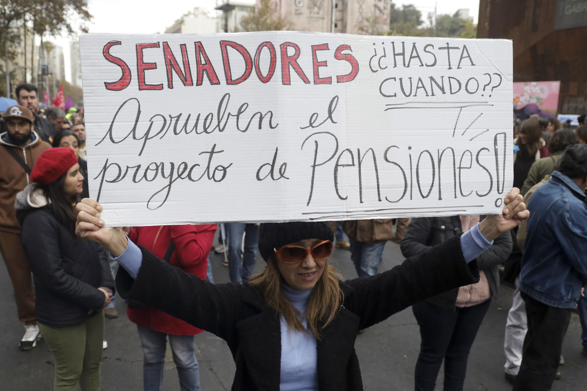 Una mujer sostiene un letrero alusivos al Día Internacional de los Trabajadores durante una manifestación, que congrega la Central Clasista de Trabajadores y Trabajadoras, este miércoles en Santiago (Chile). EFE/ Ailen Díaz