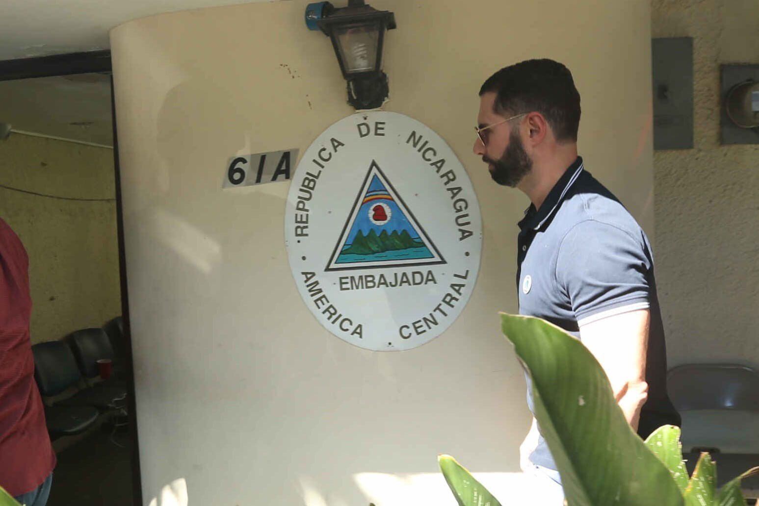 Ricardo Martinelli Linares visita a su padre, quien está asilado en la embajada de Nicaragua. LP/Richard Bonilla
