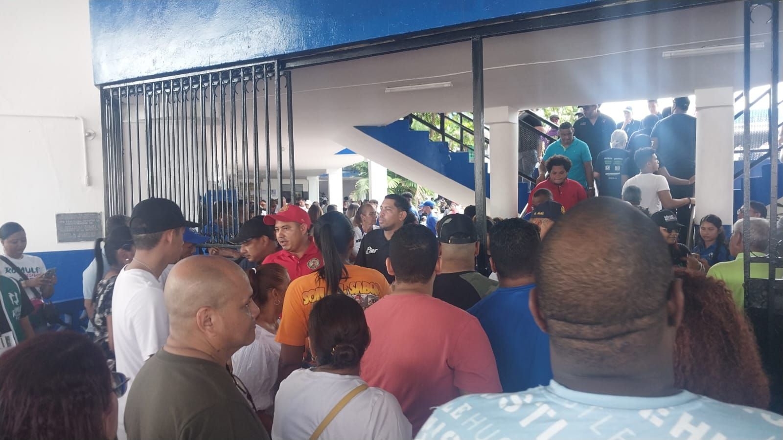 Escuela Bilingüe Federico Escobar, en Don Bosco, abarrotada por los votantes.
