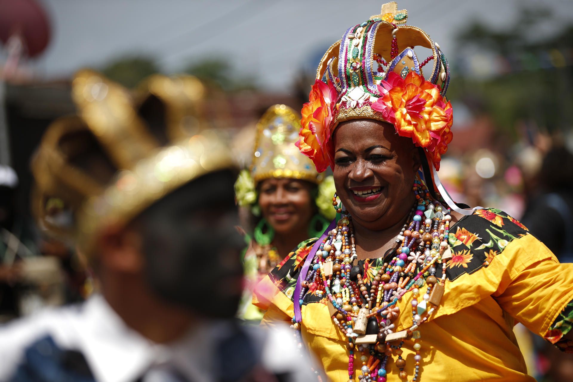 Afrodescendientes panameños recorrieron, al ritmo de los tambores, el pueblo de Portobelo, en la costa del Caribe de Panamá. EFE/Bienvenido Velasco